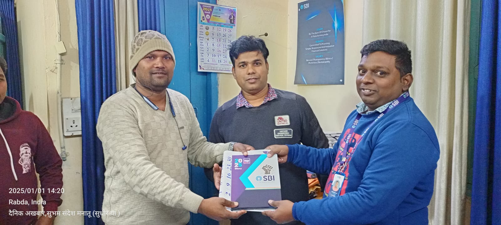 भारतीय स्टेट बैंक कर्मियों ने नया साल 2025 के अवसर पर द्वीप प्रवज्जलित व केक काटकर किया शुरुआत